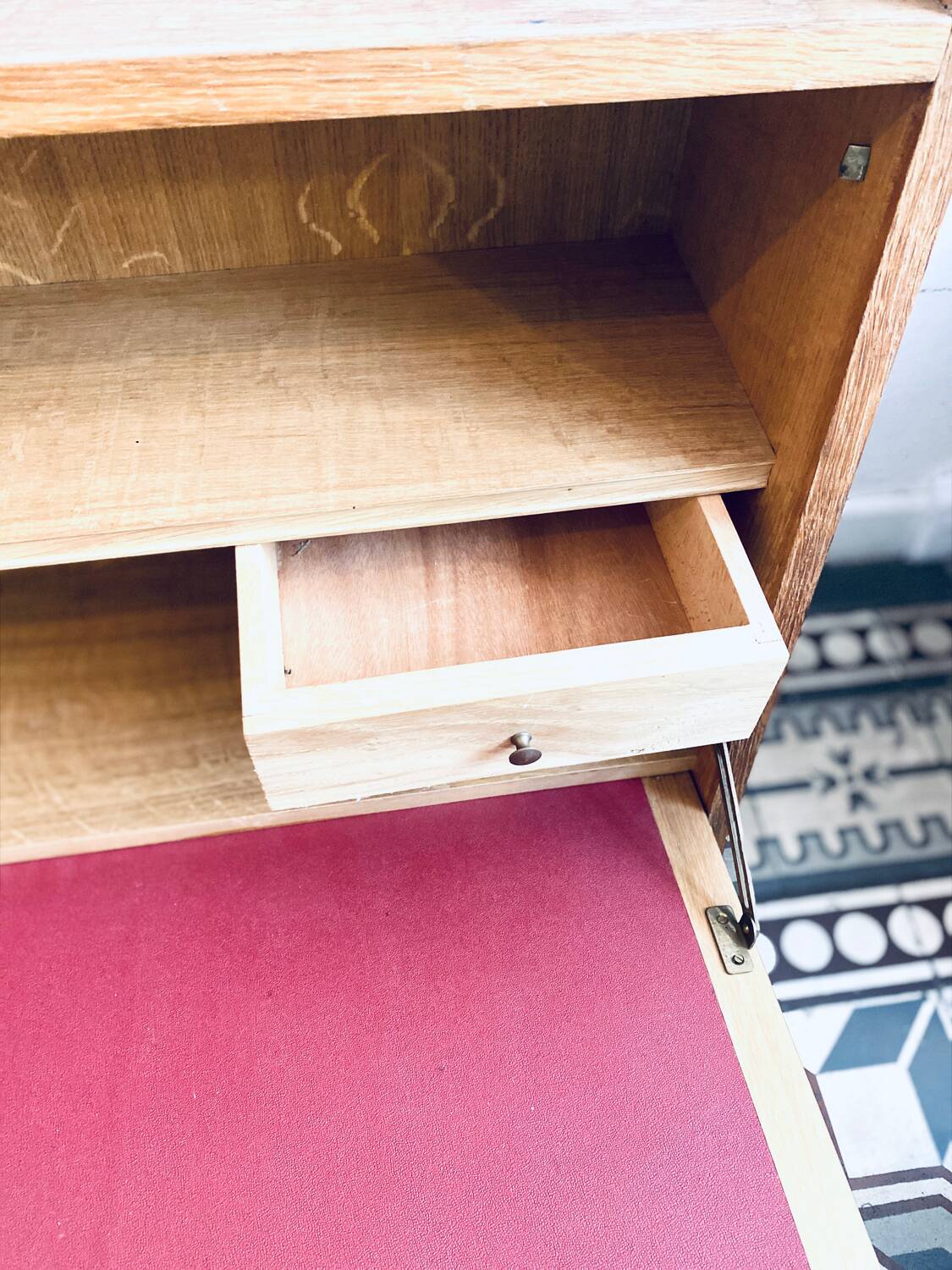 Small secretary desk to hang.