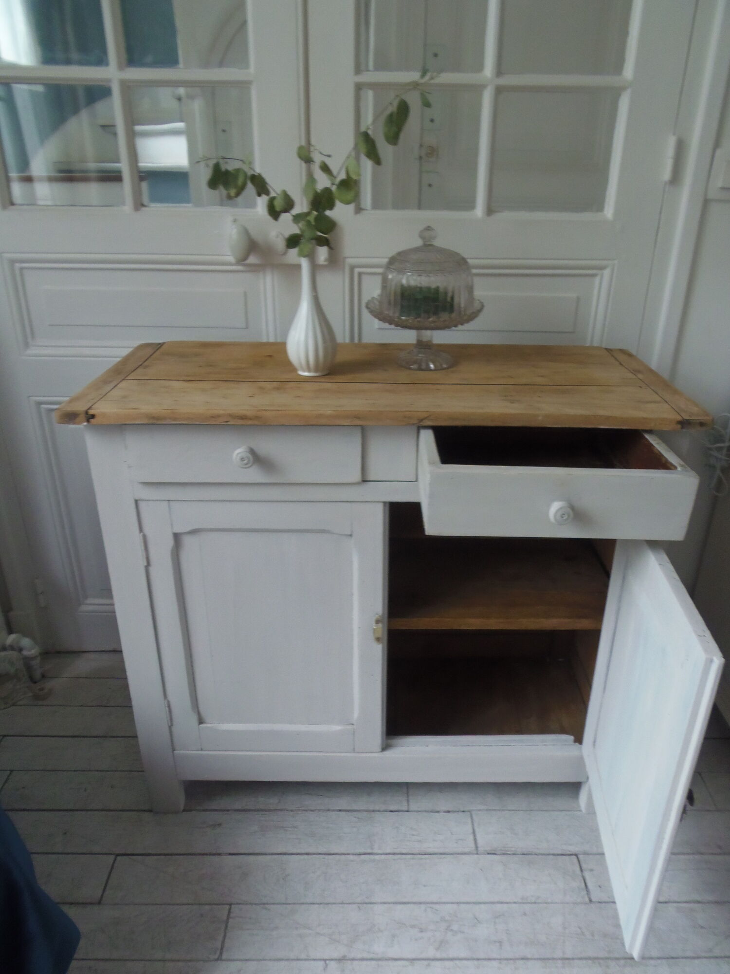 Buffet parisien vintage patiné gris perle, plateau bois.