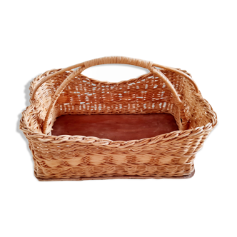 Basket or basket in retro rattan
