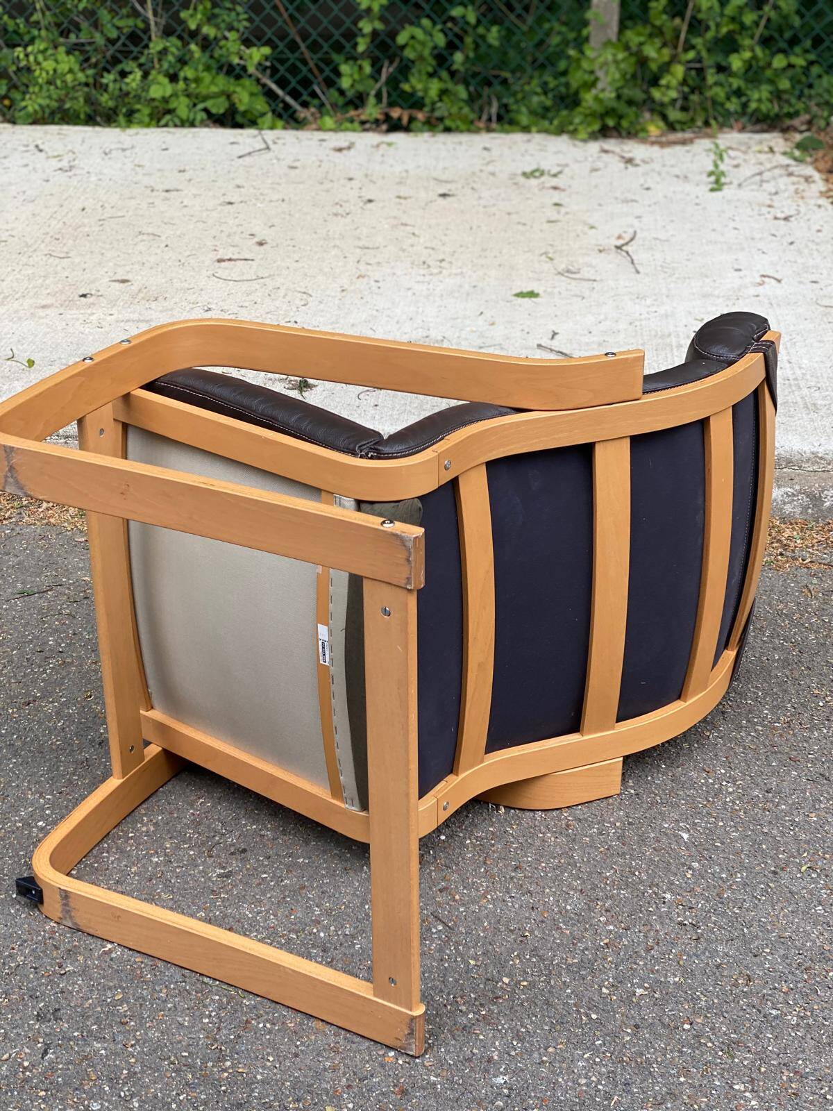 Fauteuil à bascule scandinave bois courbé et cuir marron ikea poang