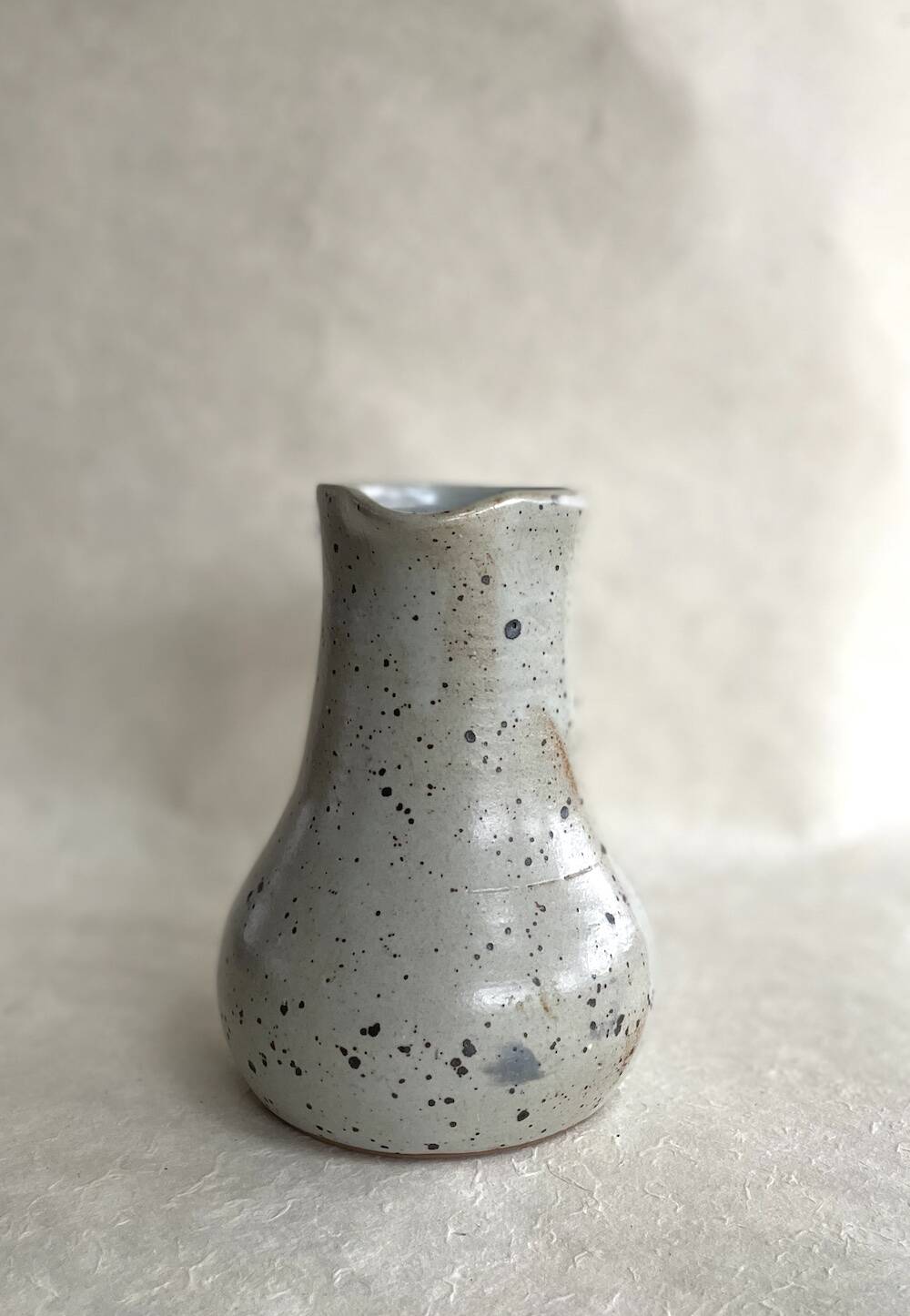 Pichet en grès vernissé beige moucheté