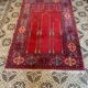 Tapis de prière à arcs et colonnes