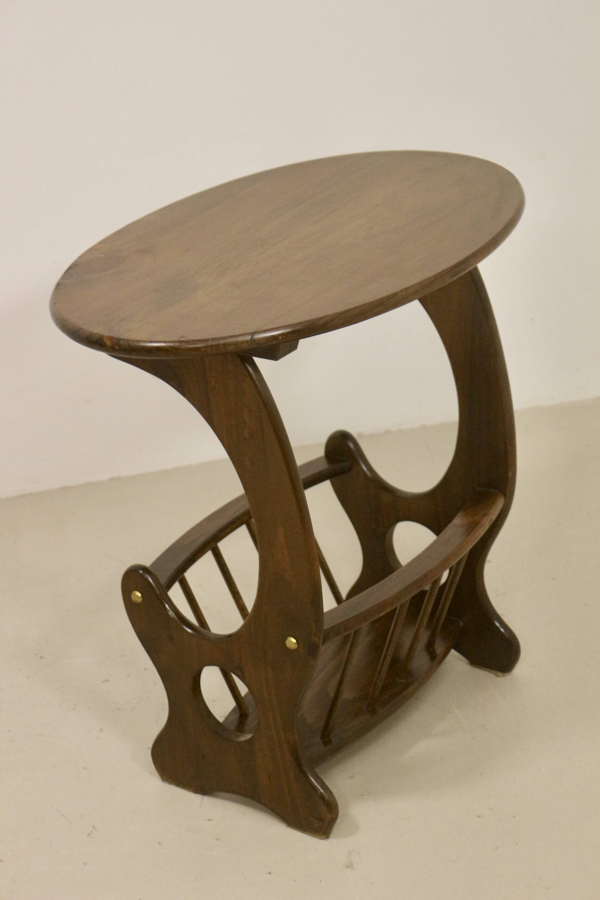 Wooden living room coffee table with magazine storage rack. Ref MIA