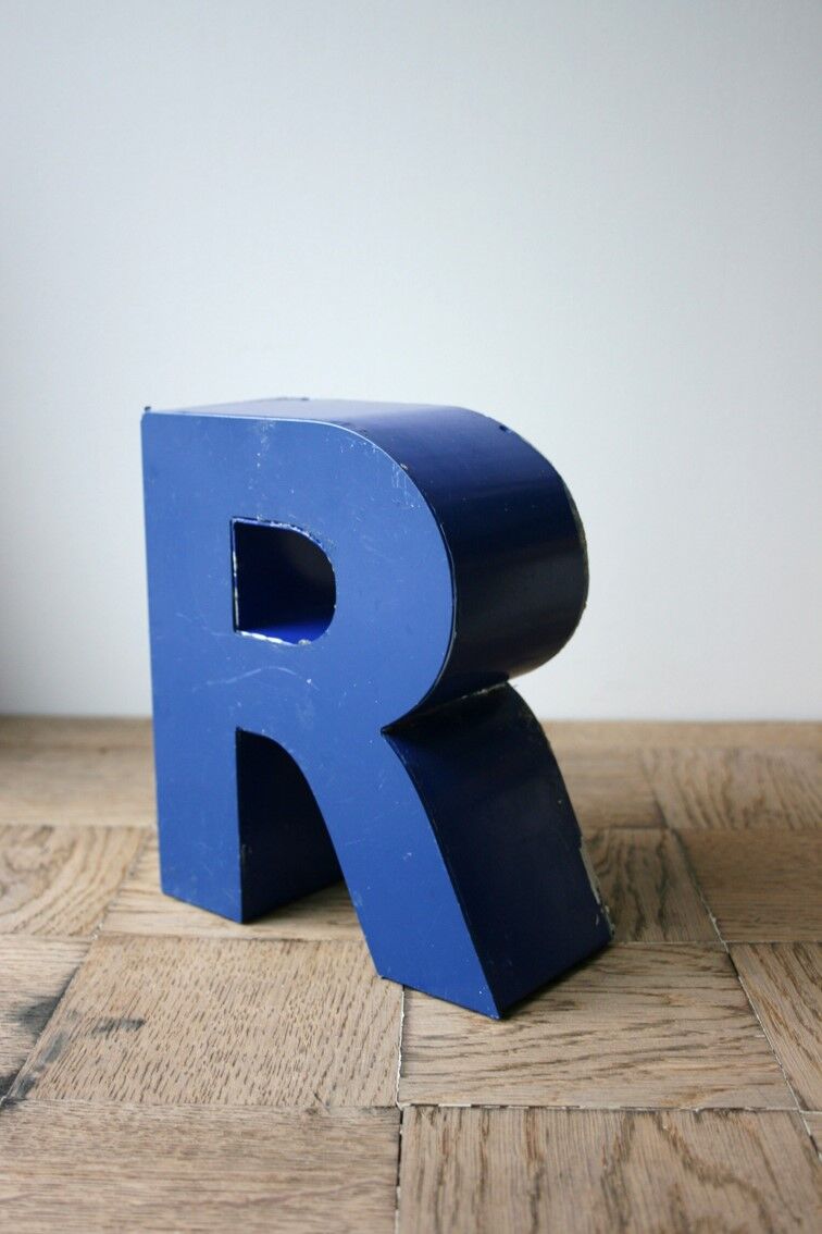 Vintage blue sign letter R