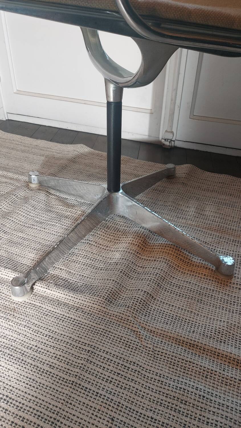 Good condition - EA 108 office chair in beige fabric and aluminum by Charles & Ray Eames for Herman Miller, signed - 1958