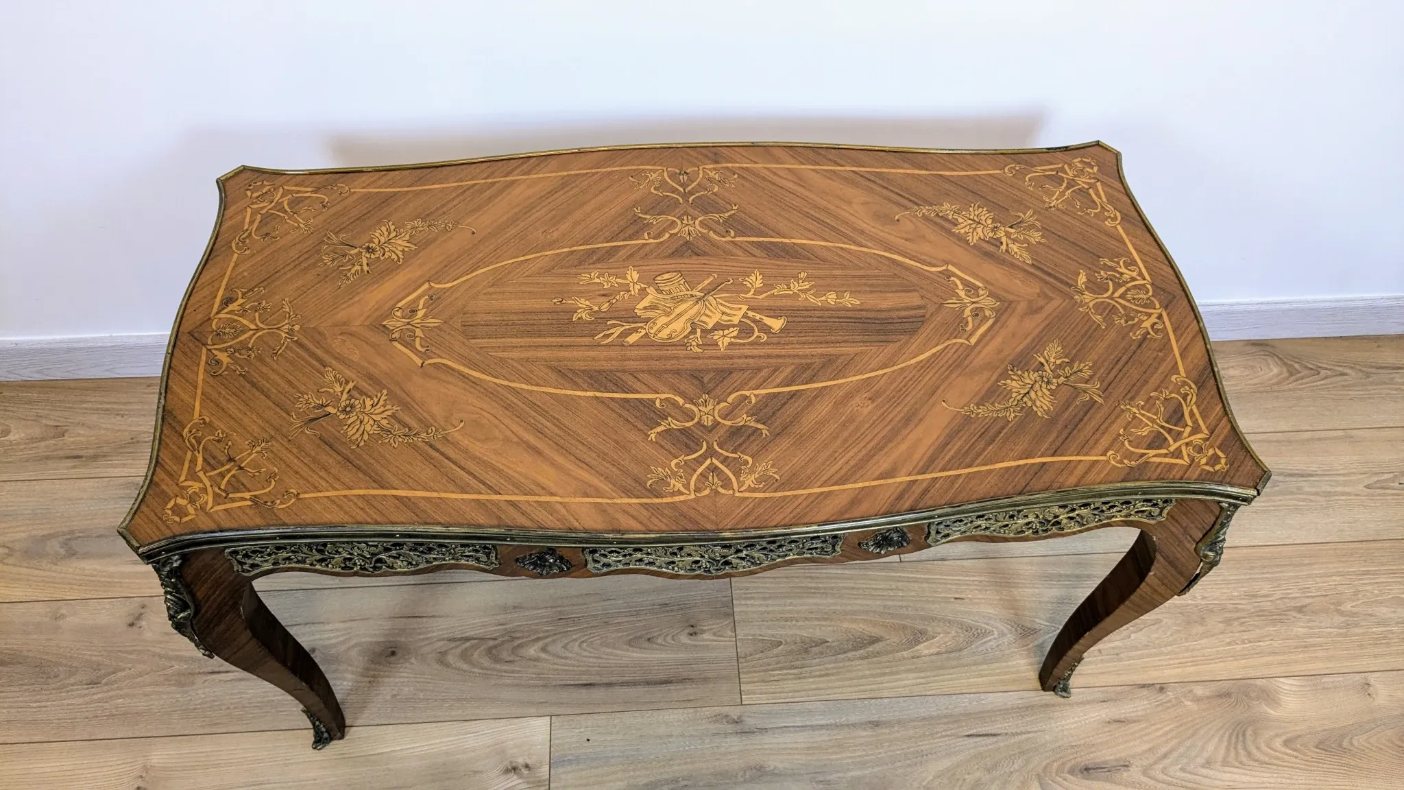 Louis XV style coffee table with floral marquetry and gilded bronze – 20th century