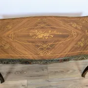 Louis XV style coffee table with floral marquetry and gilded bronze – 20th century