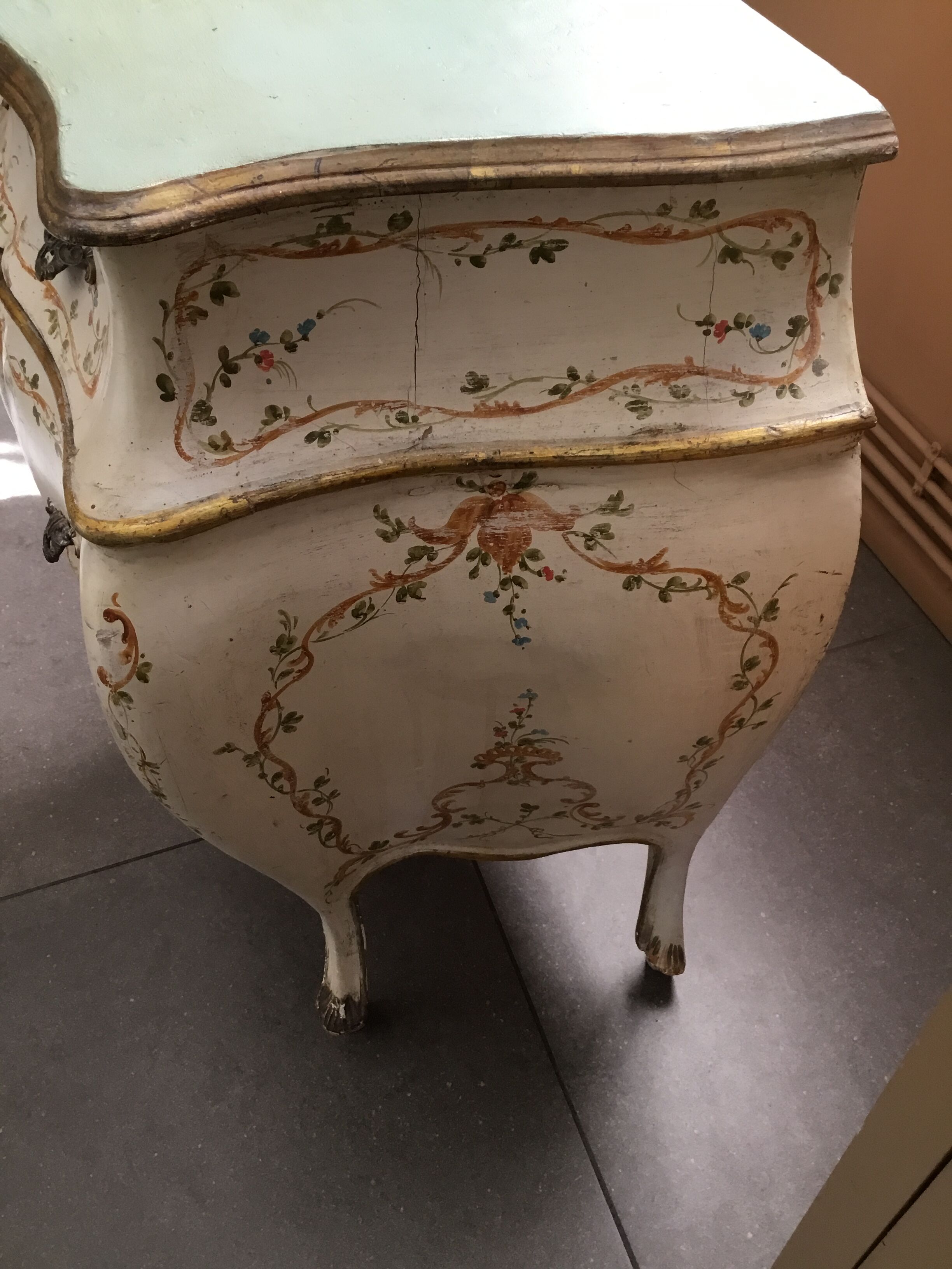 Venetian chest of drawers