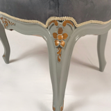 Chauffeuse de style Louis XV bois laqué gris rechampi or