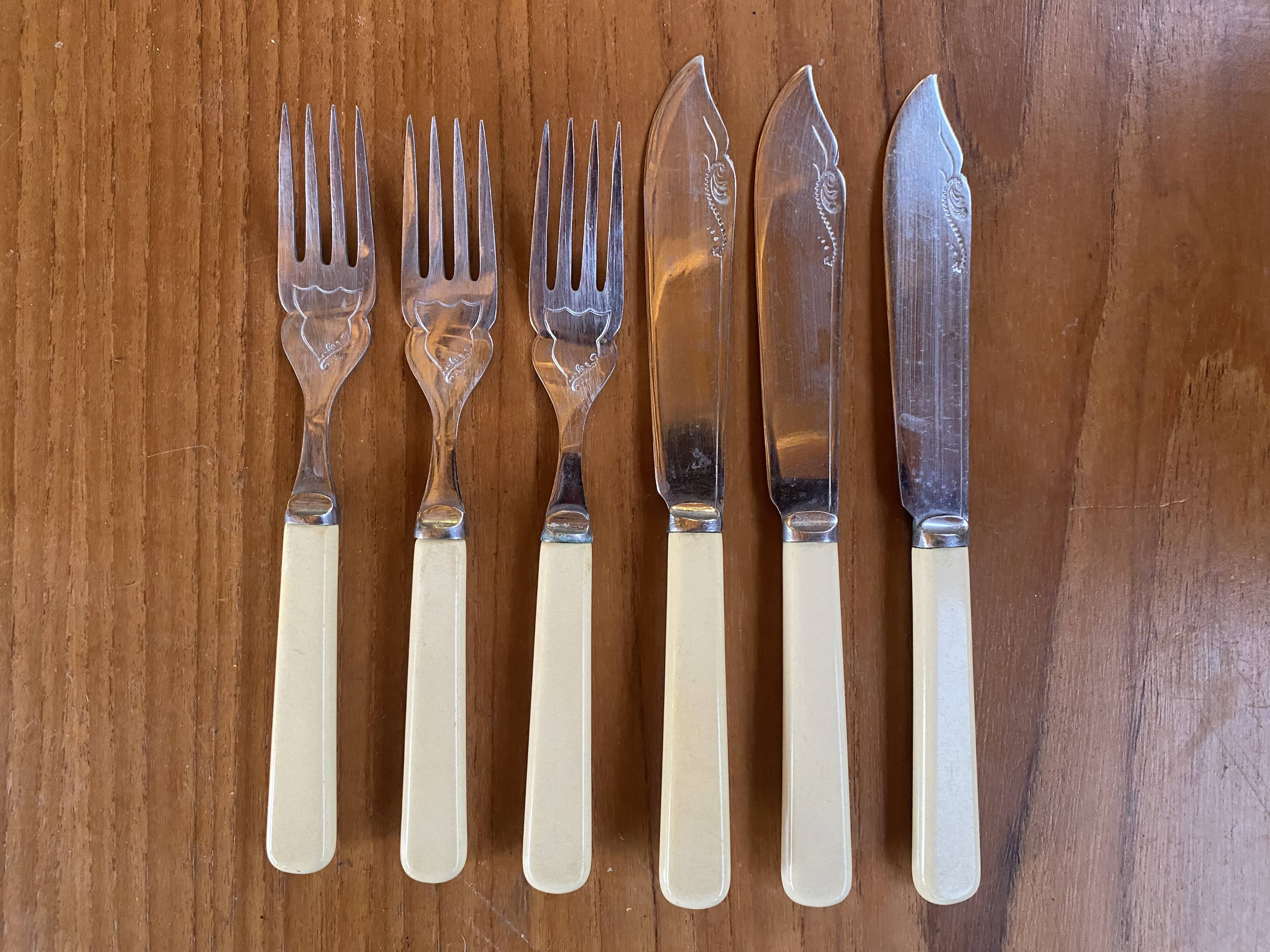 Bakelite fish cutlery from the 1930s