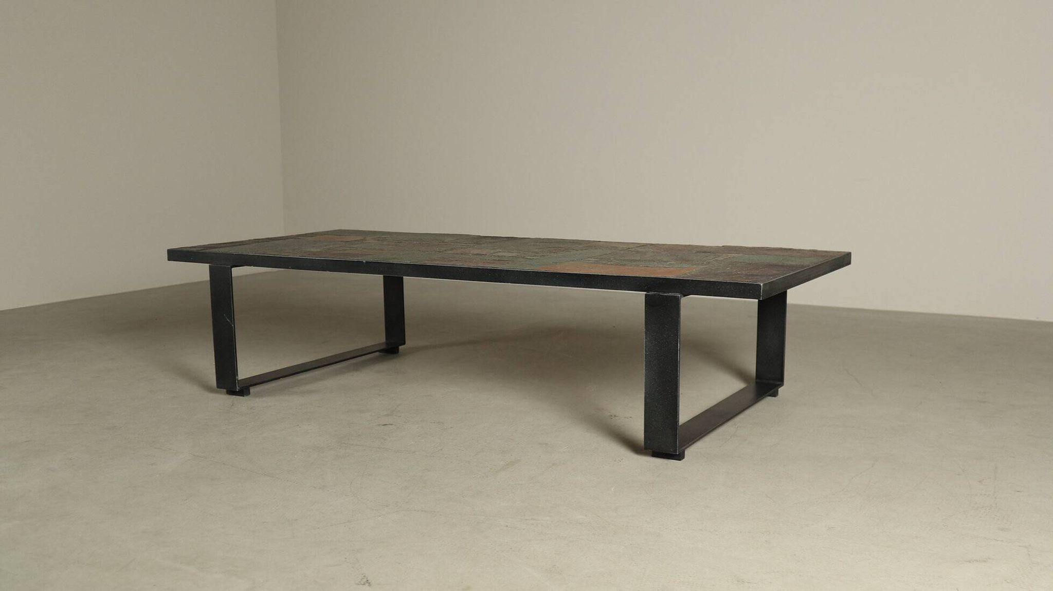 Table basse postmoderne par Pia Manu, Belgique