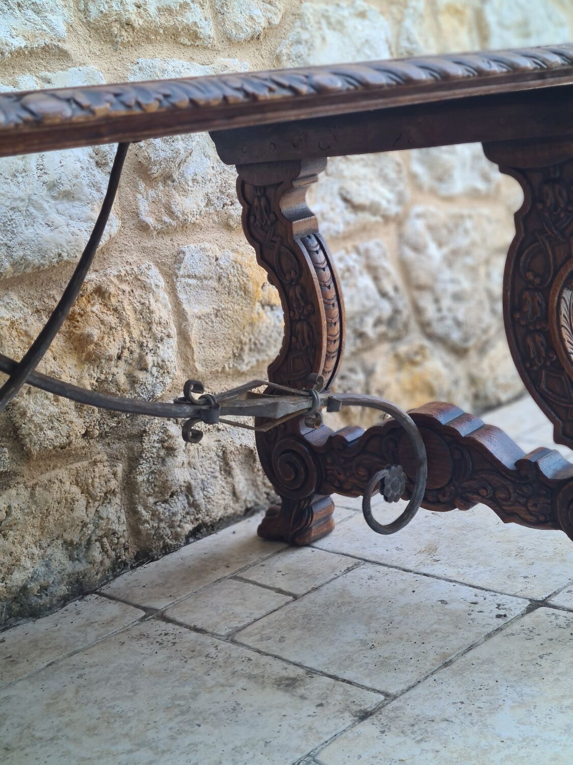 Table espagnole en chêne massif sculpté et fer forgé