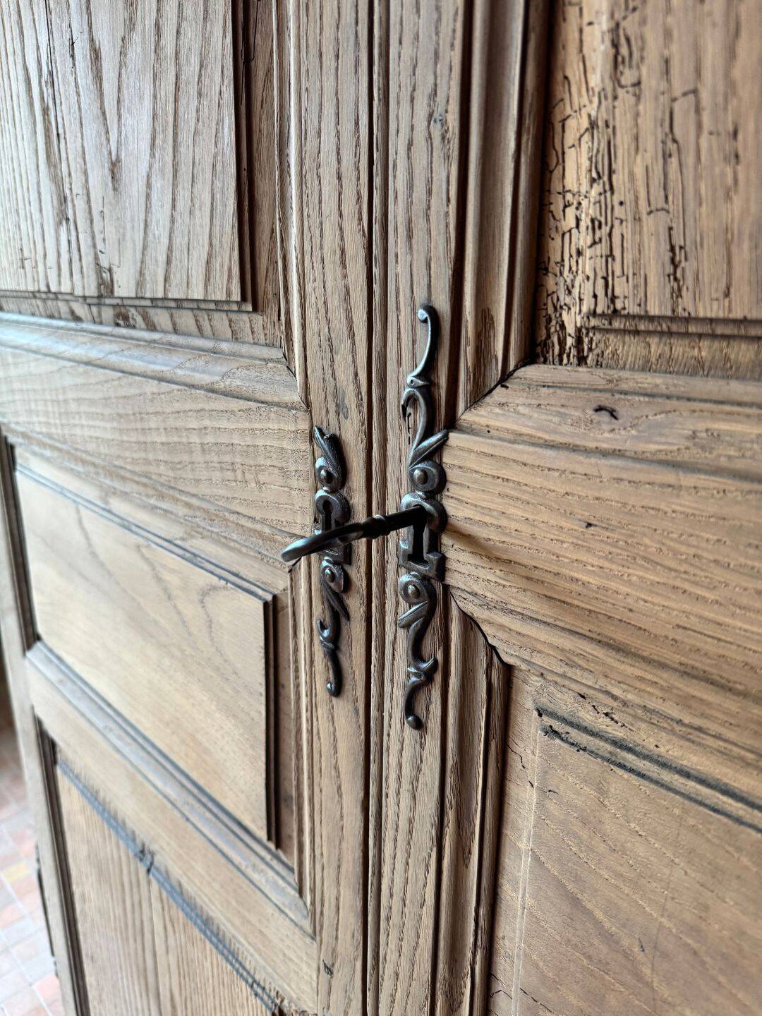 Antique oak wardrobe - Early 19th century