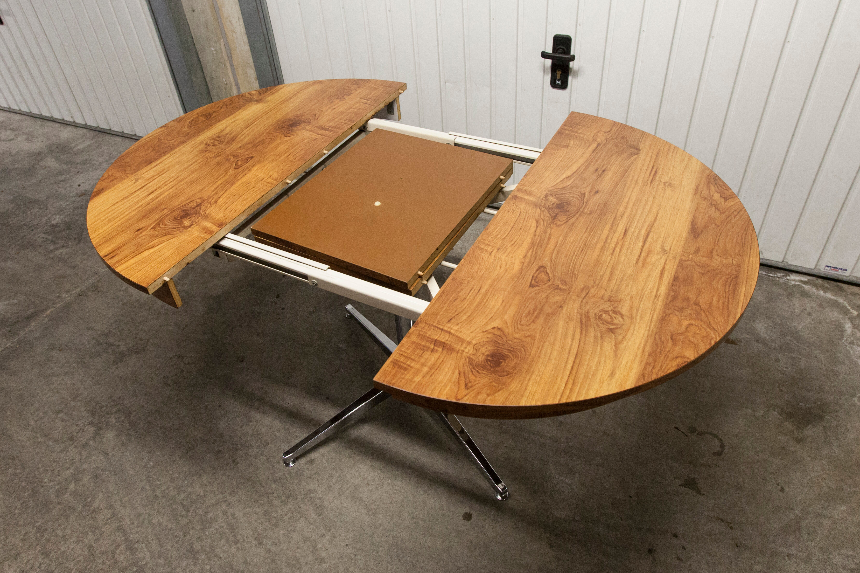 Dining table 1970 extendable formica feet cross atypical chrome