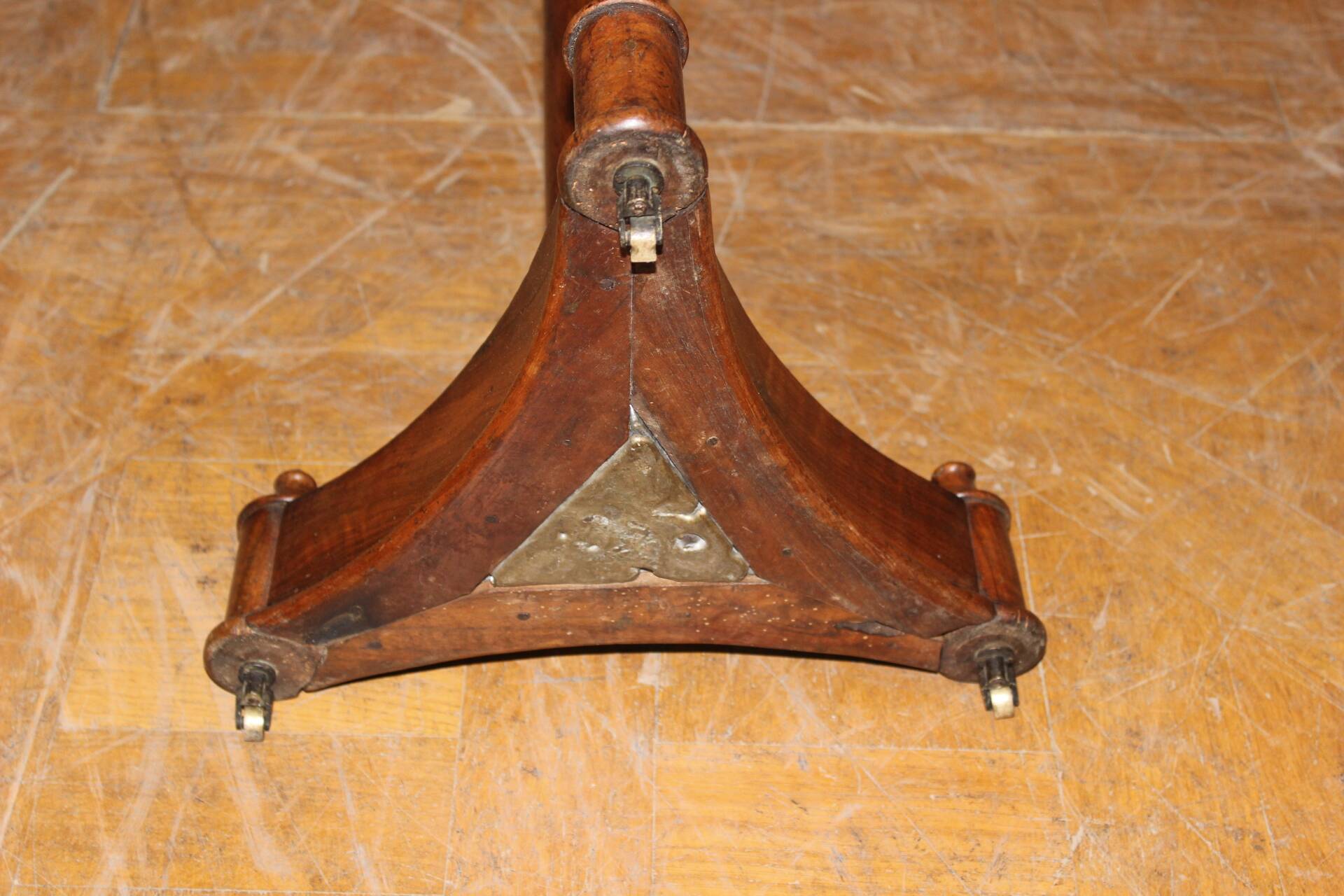 Empire walnut gueridon from the 19th century