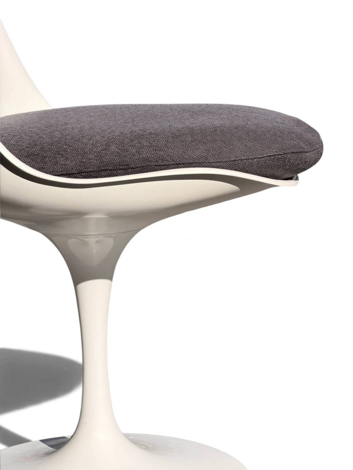 Eero Saarinen Tulip chair Knoll, aluminium base, blue cushion