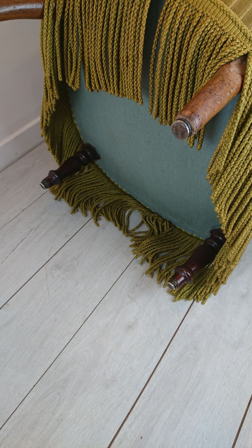 Toad armchair with green fringes