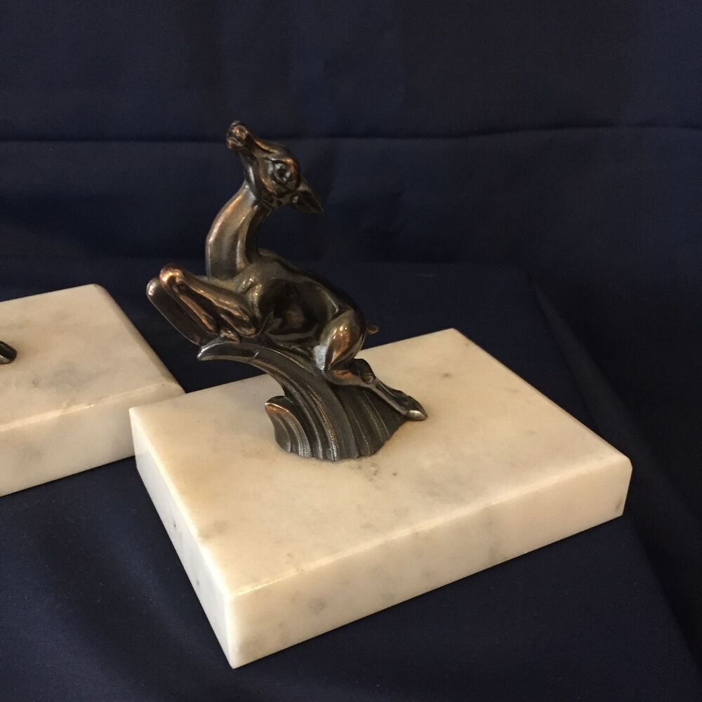 Paire de serre-livres art deco biches en regule socle marbre blanc veine de noir