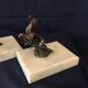 Paire de serre-livres art deco biches en regule socle marbre blanc veine de noir