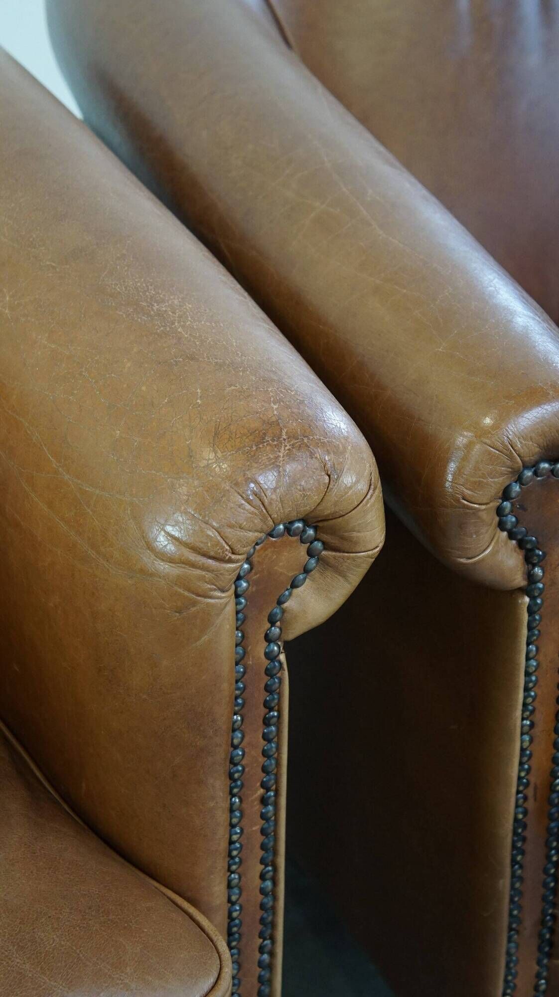 Set of 2 very comfortable light cognac-colored leather club armchairs in English style