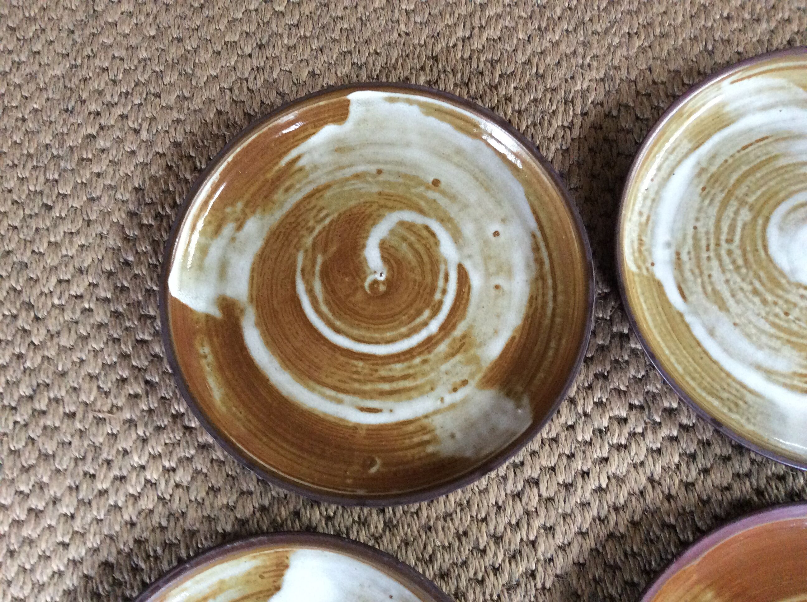Série de 12 assiettes plates en grès
