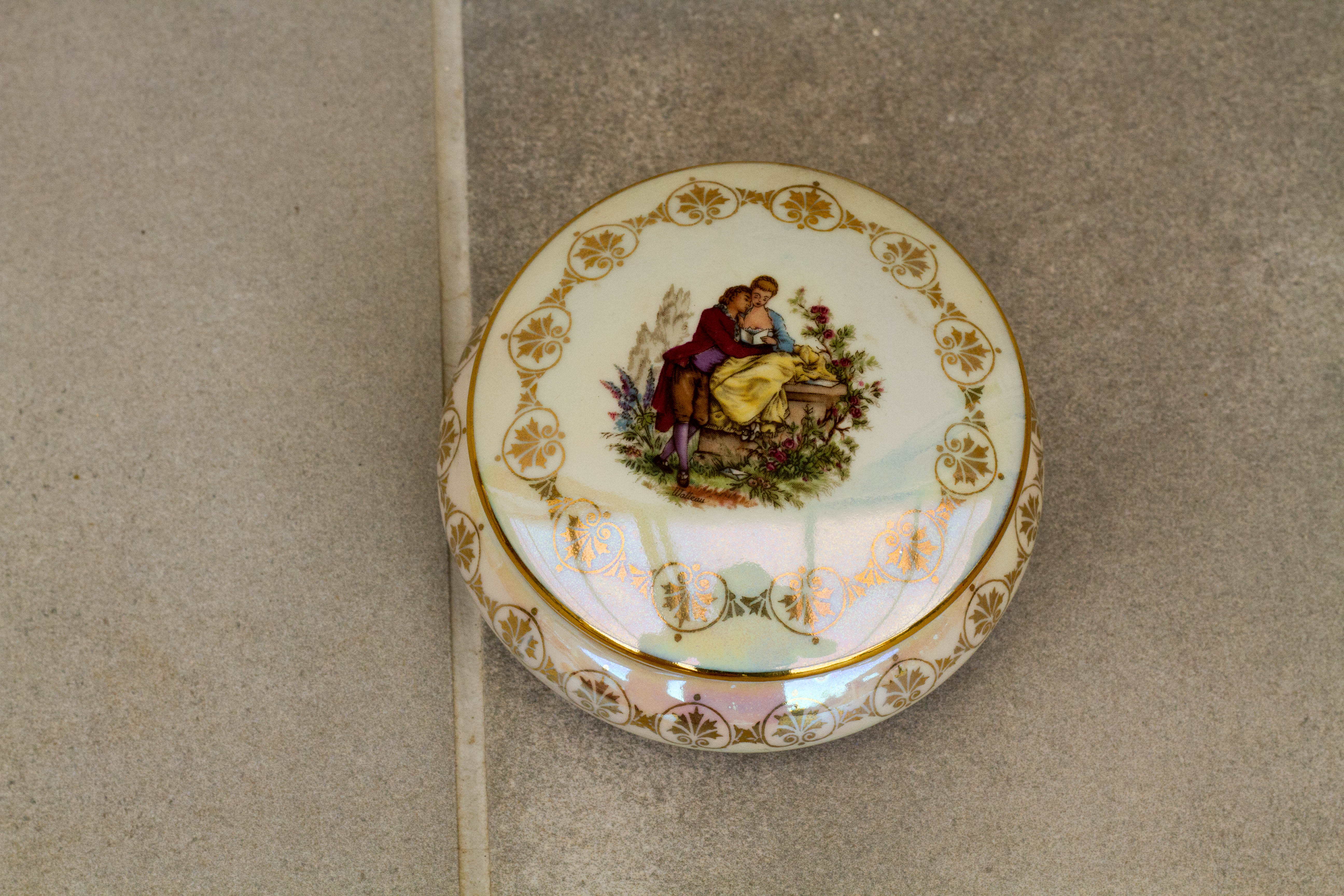 Bonbonniere or jewelry box