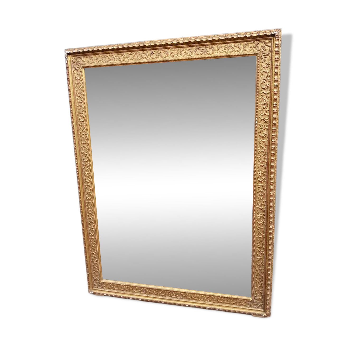 17th century Italian style gilded mirror in carved wood.