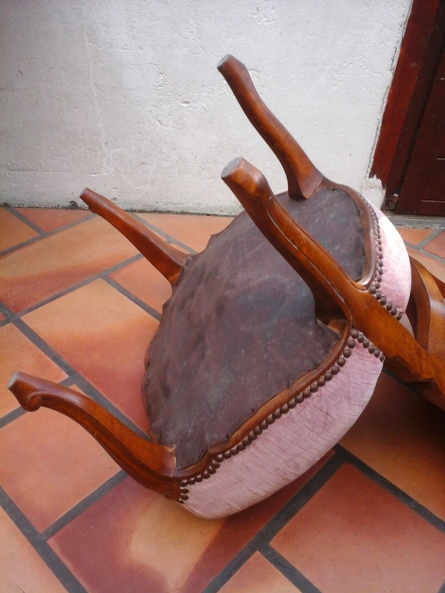 Chaise basse en velours rose