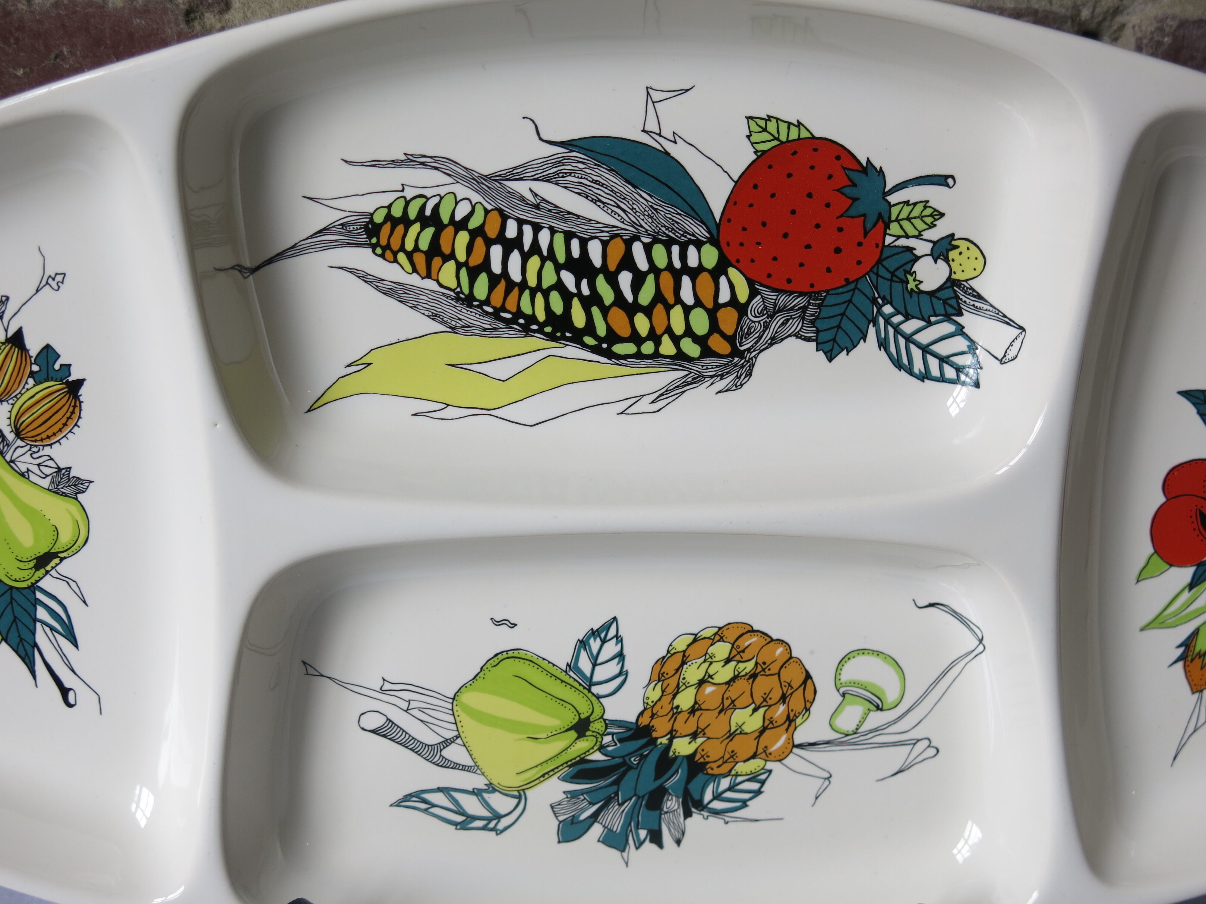Serving dish with compartments