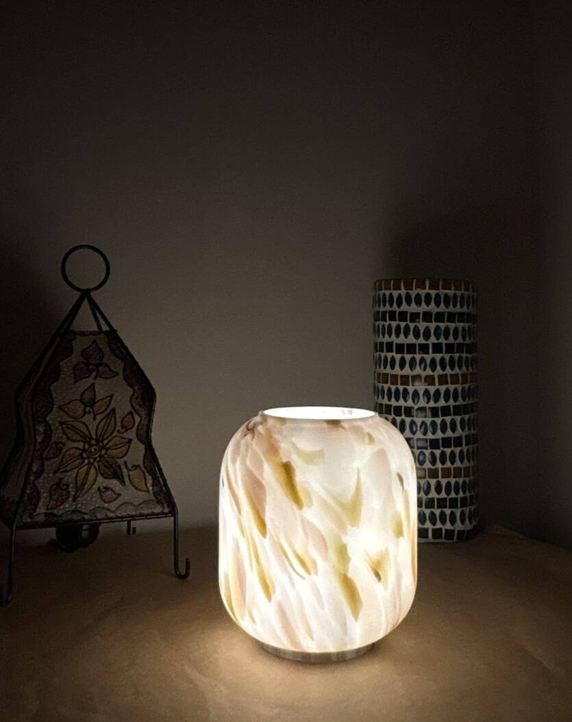Lampe en verre effet opalin crème et doré