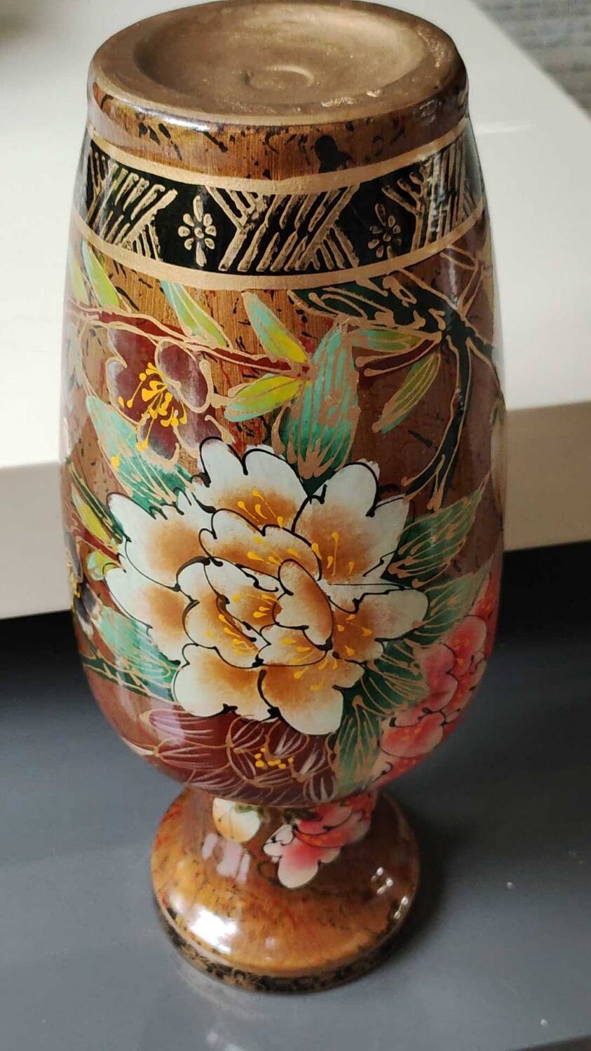 Stylish Chinese/Asian vase. Decor Polychrome floral motifs on a golden background. High 35 cm