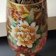 Vase stylé Chinois/Asiatique. Décor Motifs floraux polychromes sur fond mordoré. Haut 35 cm