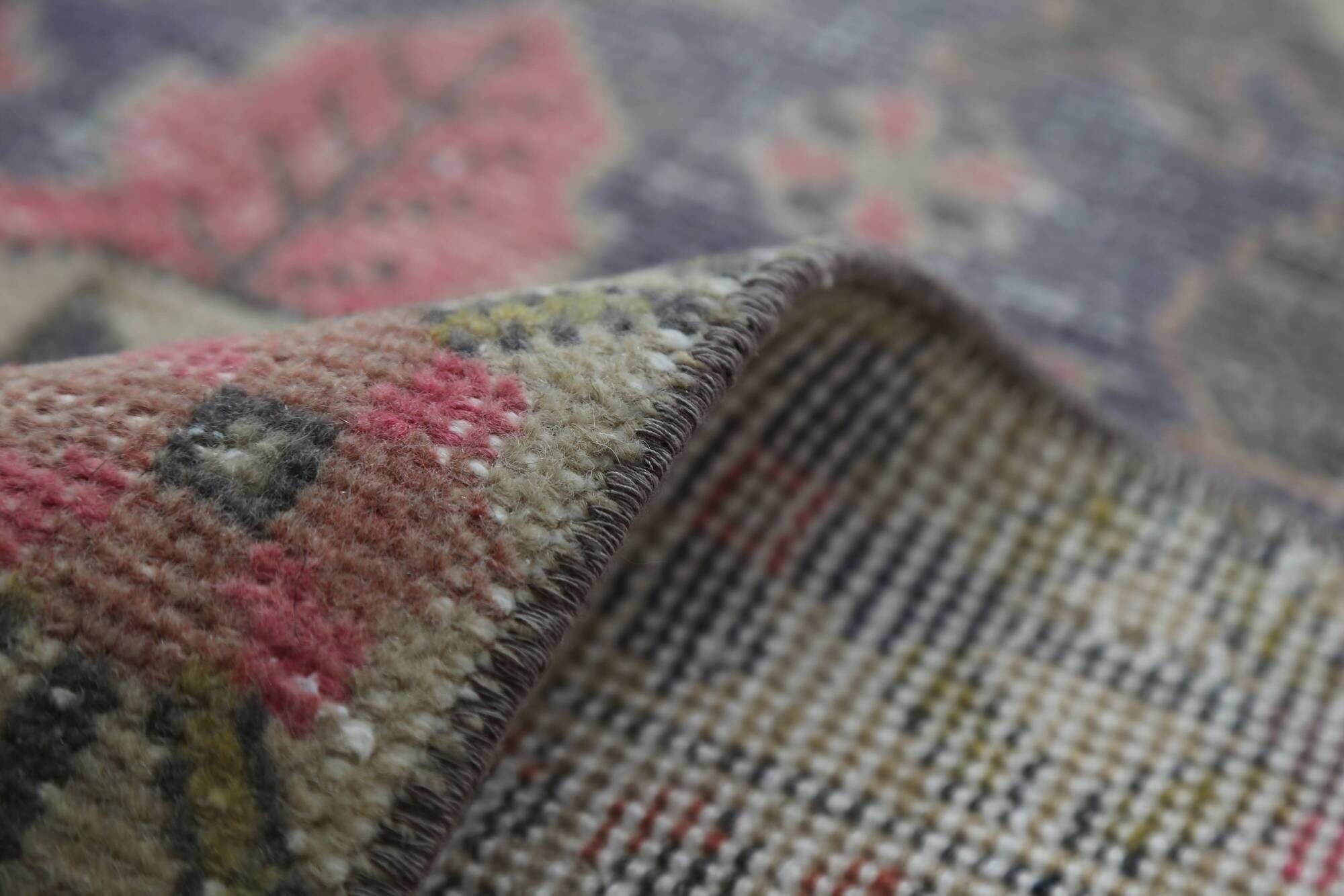 Vintage multicoloured Turkish rug with floral medallion, 125 × 213 cm