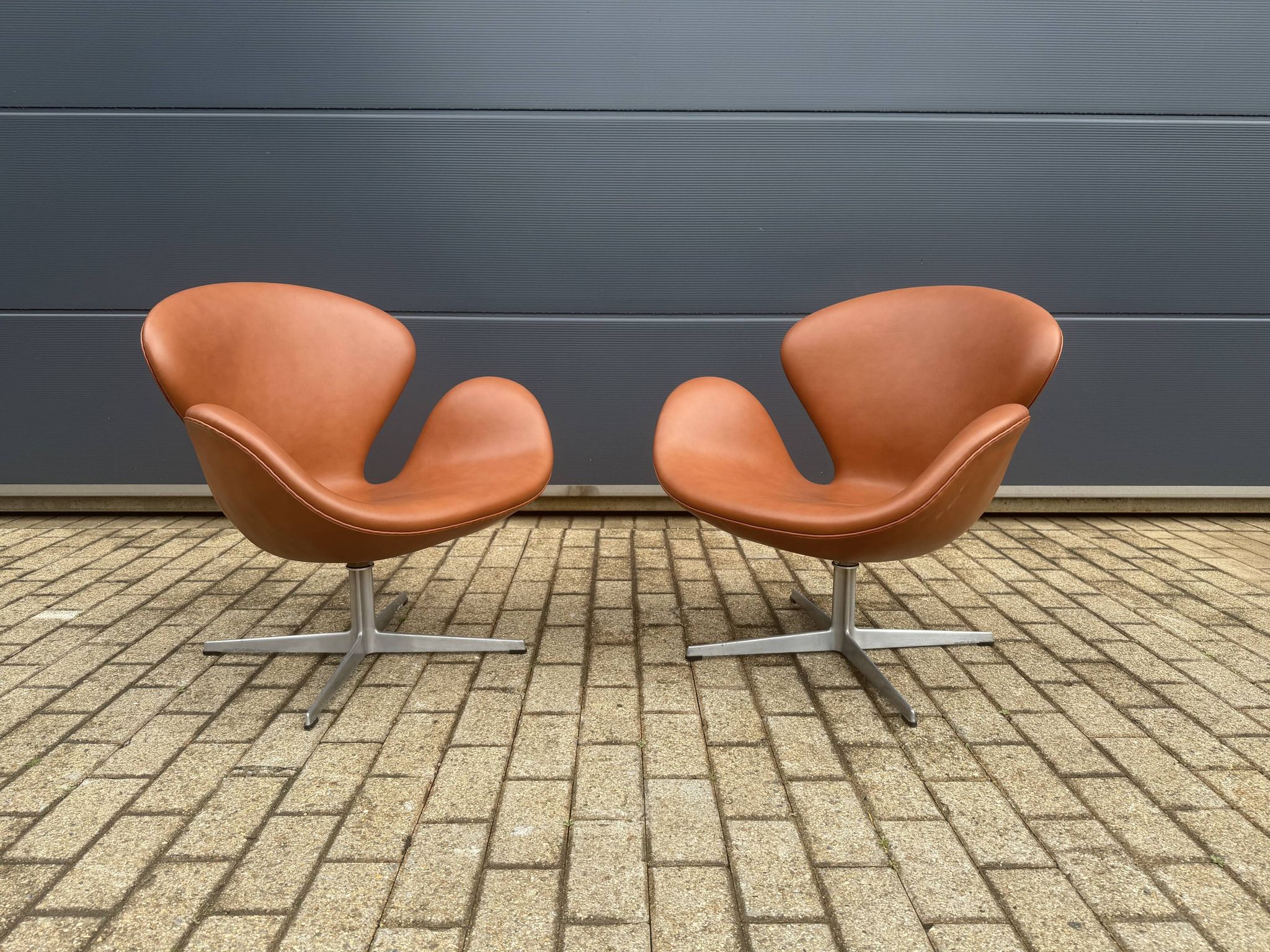 2x Fritz Hansen Swan chair cognac leather, as new!!