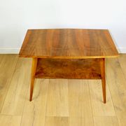 Table basse console en polonais des années 1970, carrée et multifacette.