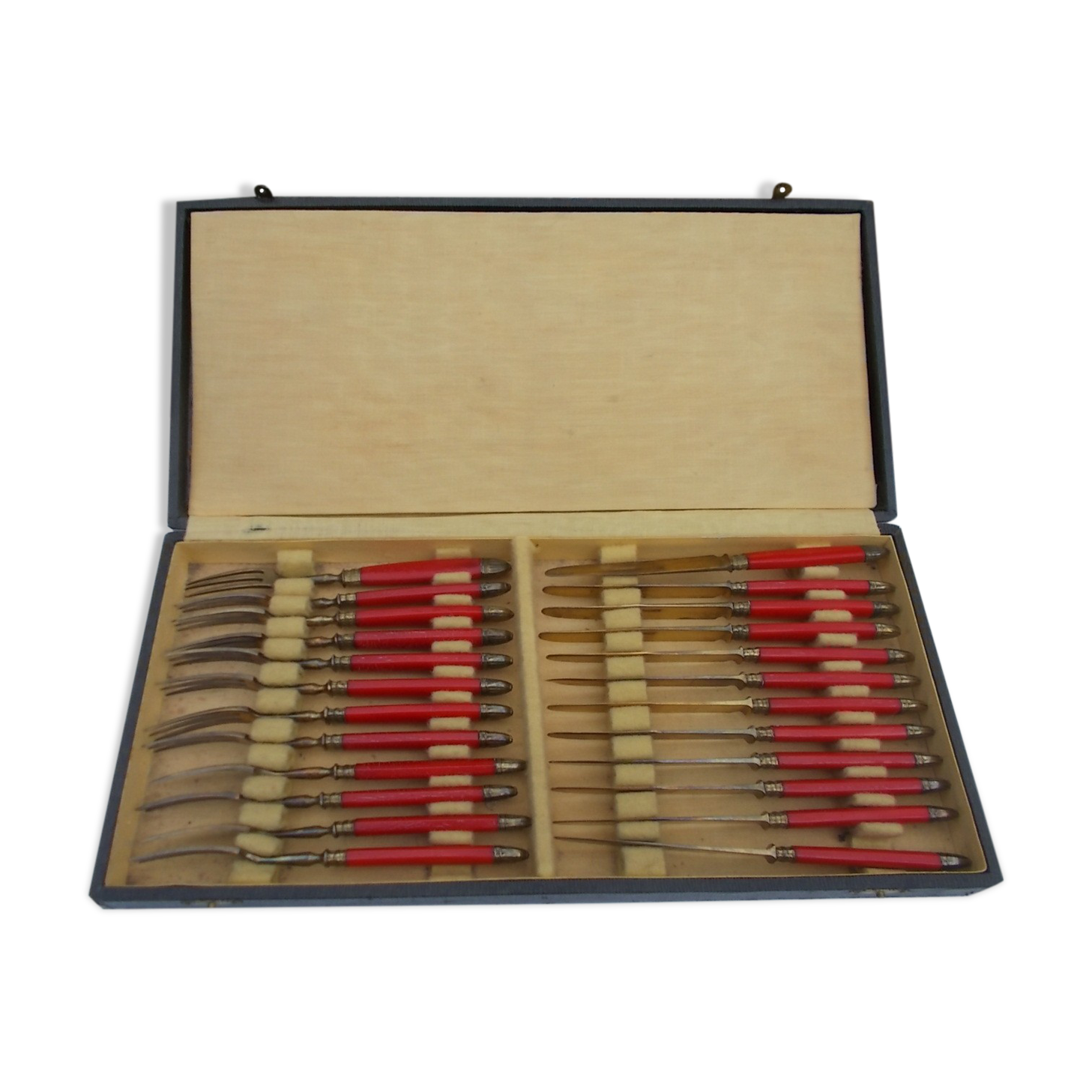 Housewife covered dessert red handle