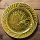 Assiette ancienne en faïence moulée – décor oiseau & épis – style barbotine