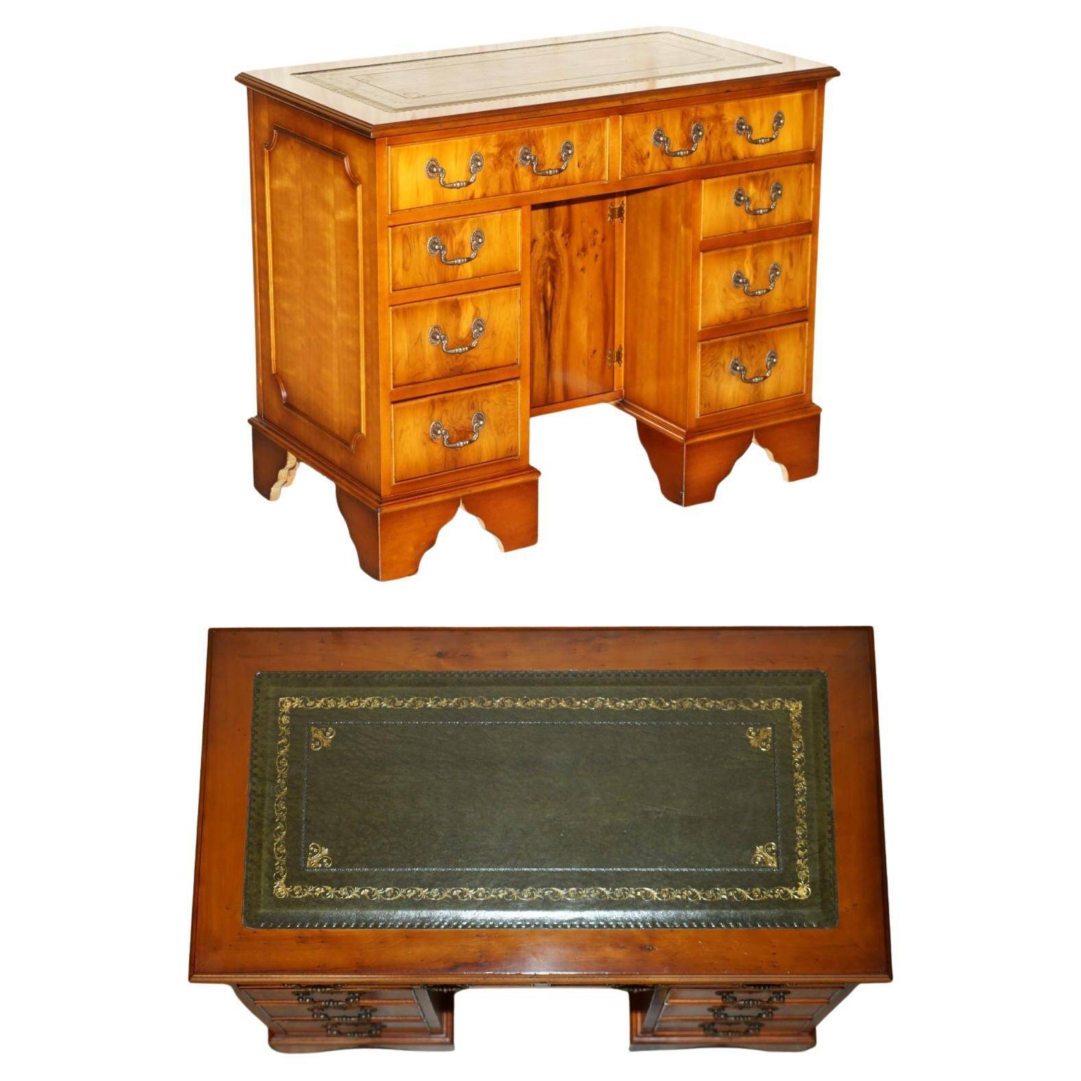 Bureau à deux caissons en bois de if frisé et cuir