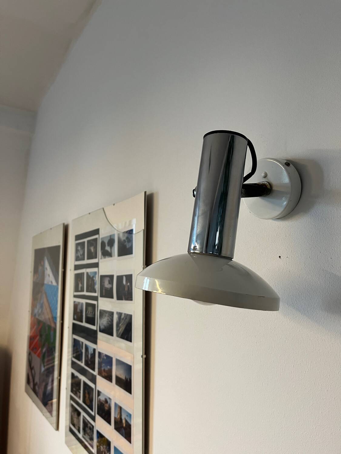Wall light in metal and chrome-plated plastic