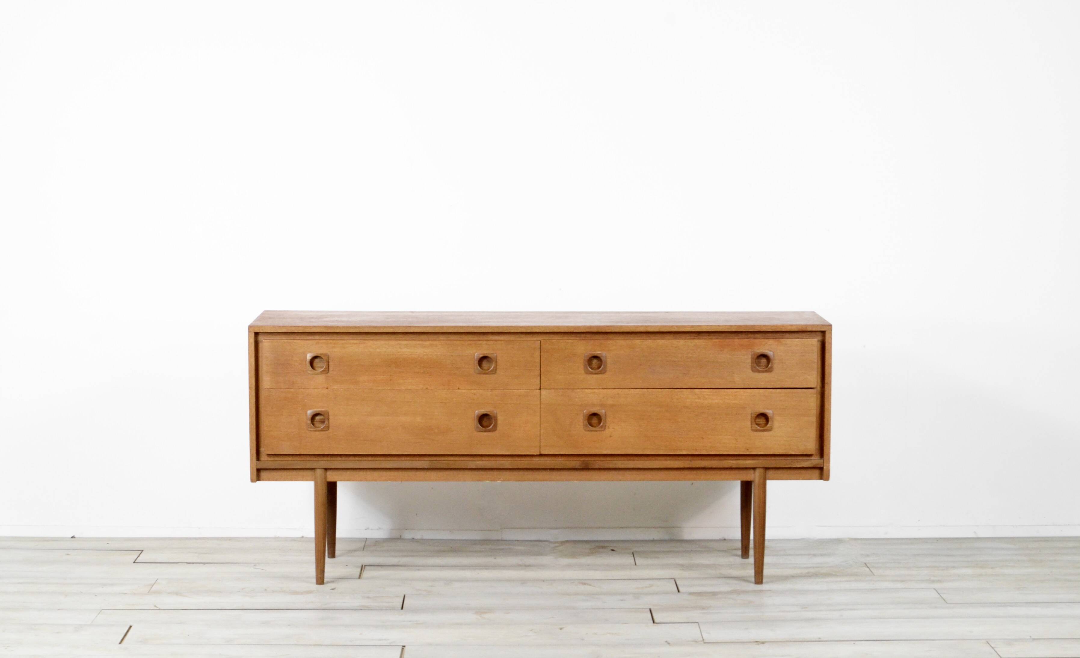 Buffet/commode vintage en teck du milieu du siècle par Wrighton. Style moderne/danois.