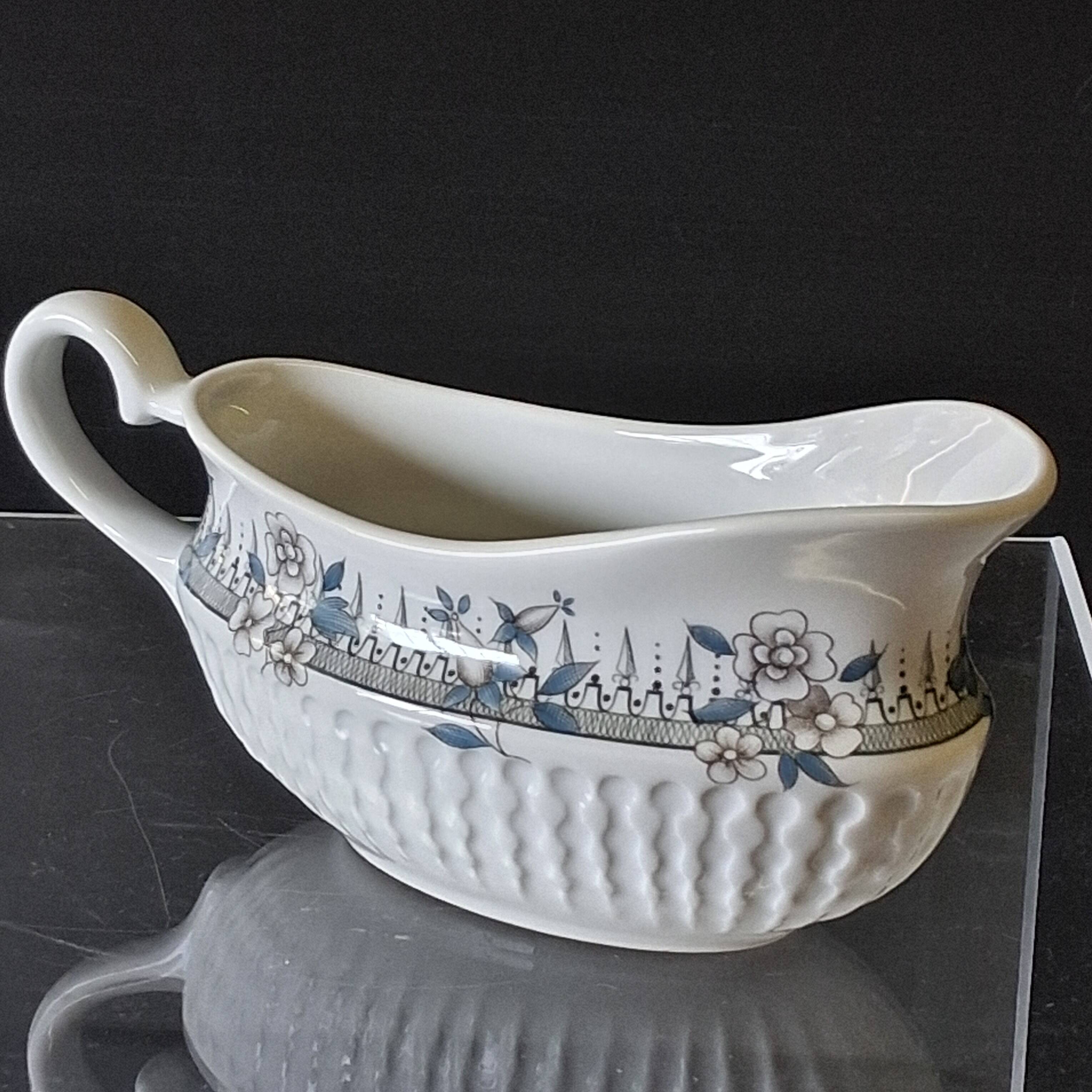 Very pretty porcelain sauceboat with a spout from Chauvigny, France, in very good condition.