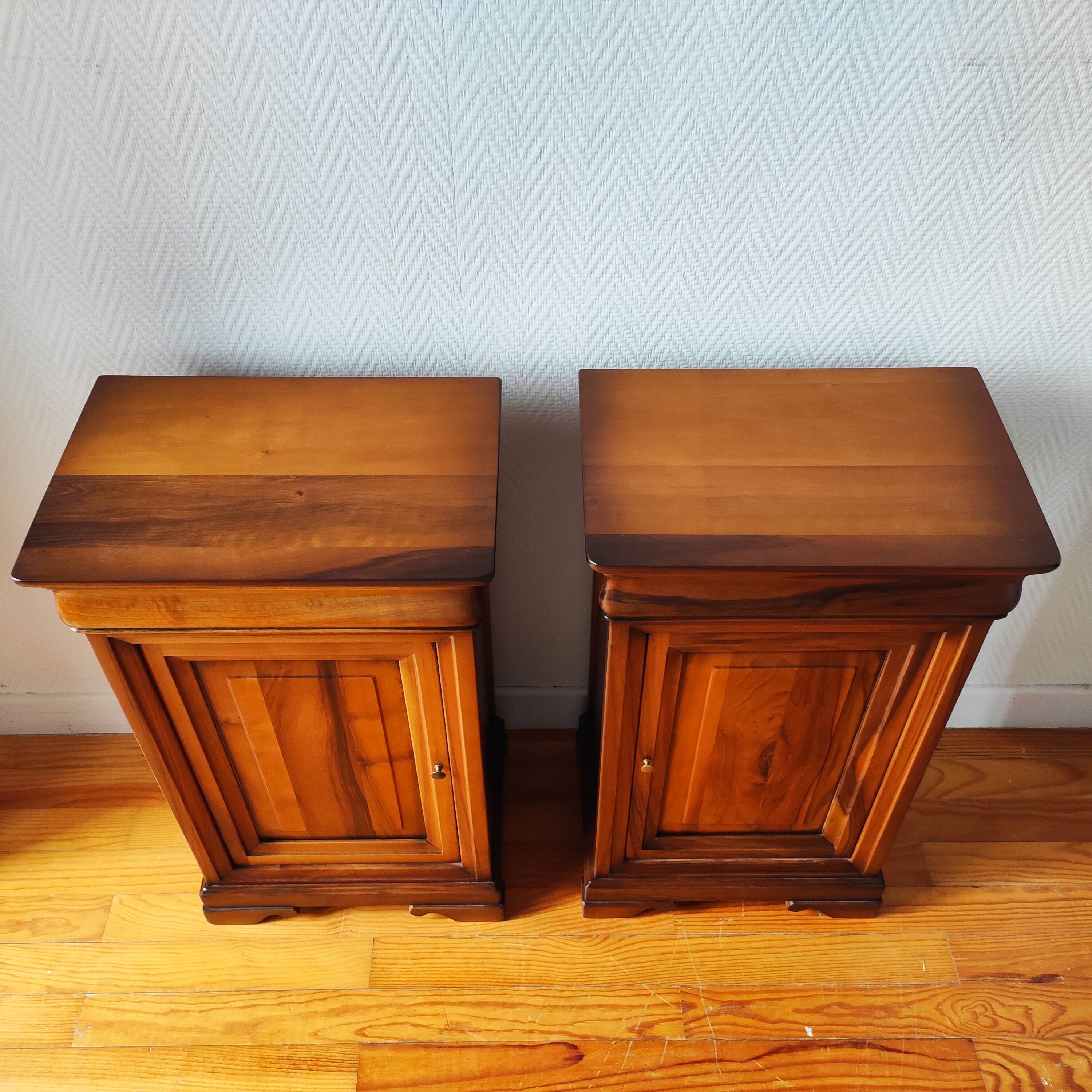 Paire de tables de nuit — style classique, inspiration Louis-Philippe