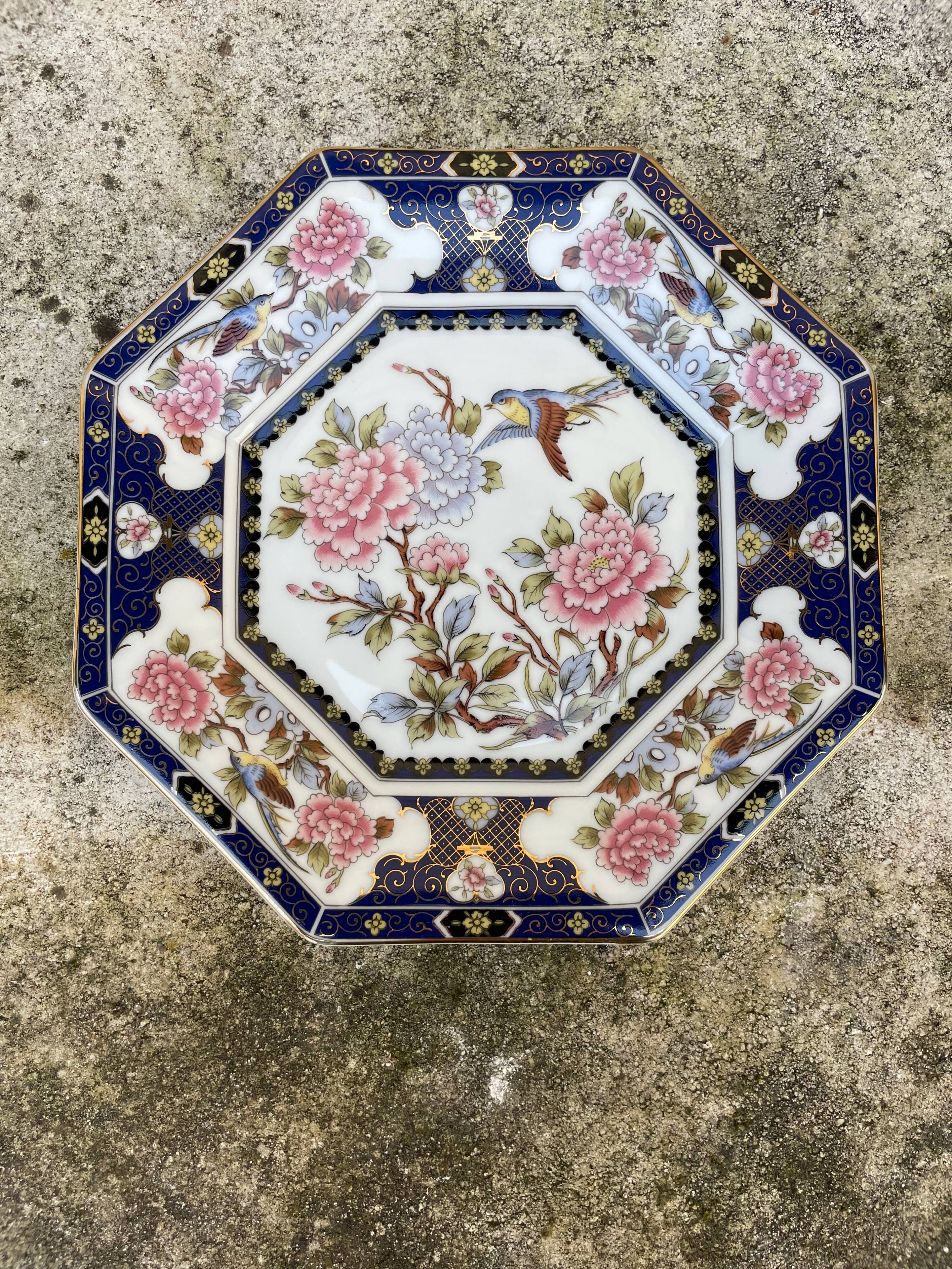 Antique octagonal plate with bird and peony motifs, chinoiseries.