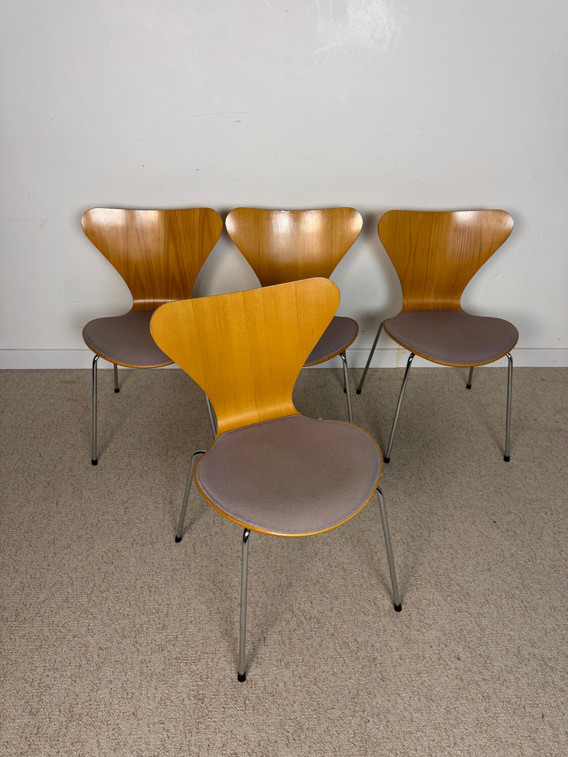 4 chairs Series 7 – Arne Jacobsen for Fritz Hansen