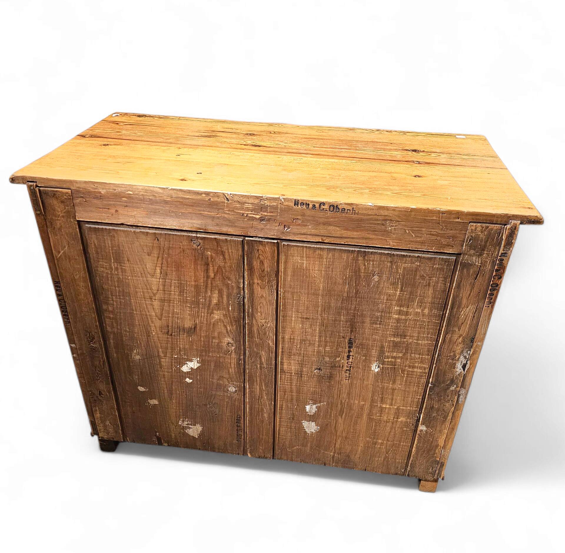 Commode en pin massif vers 1900 / marquée / NEU & C. OBERH