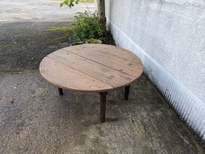 Round low folding table