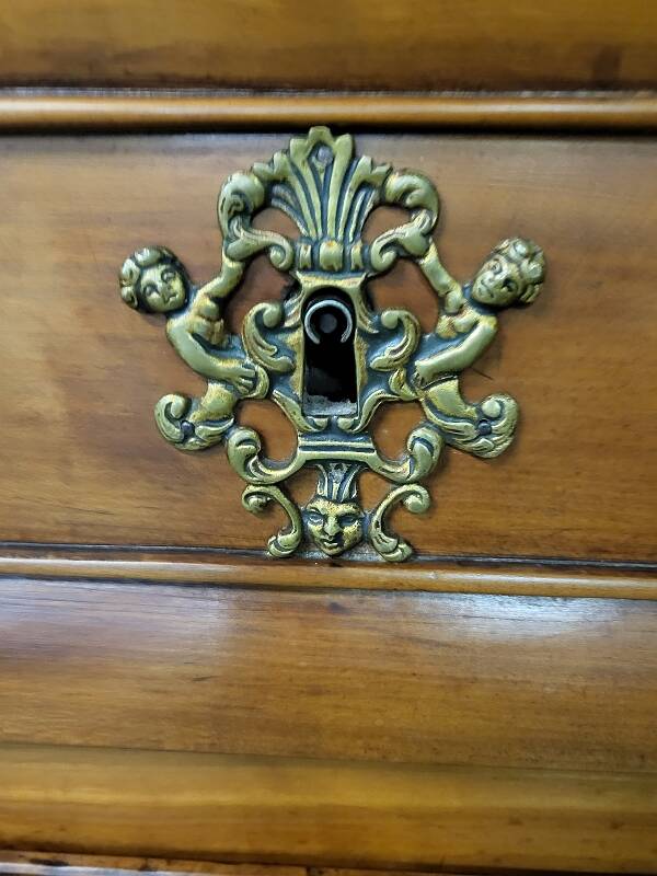 Commode 3 tiroirs en merisier du xvii ème siecle