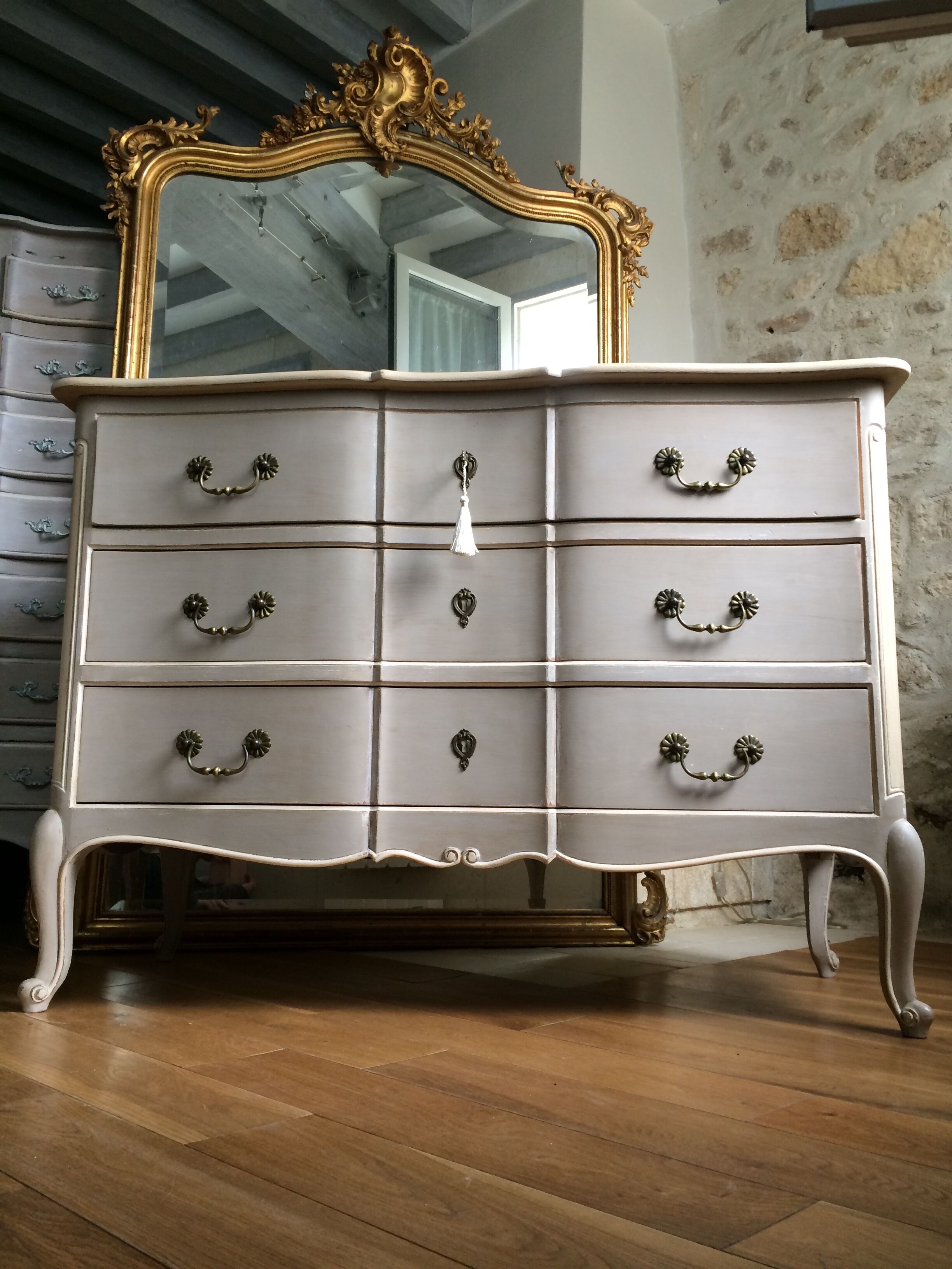 Patinated crossbow commode