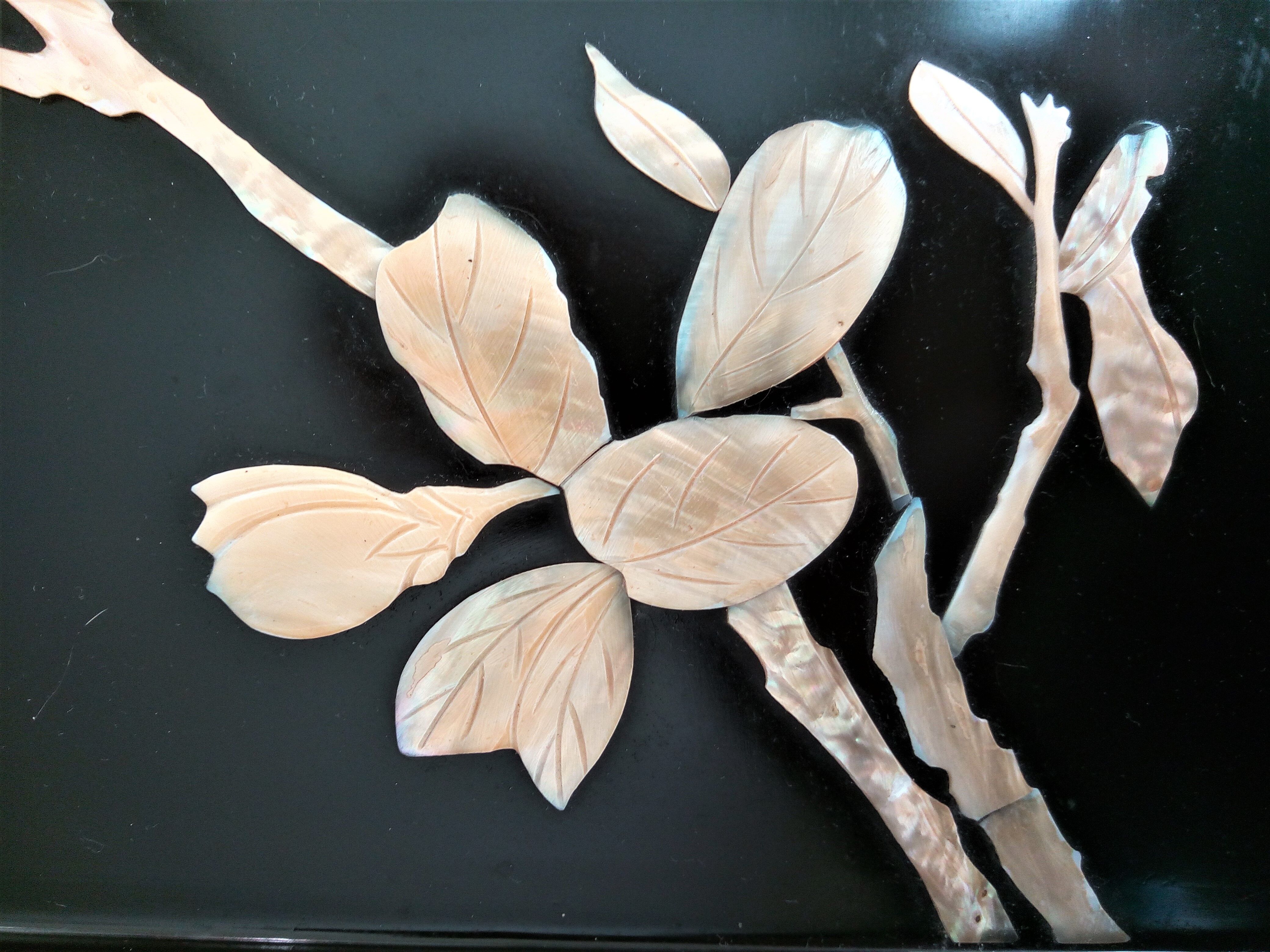 Panneau en bois laqué noir motifs d'oiseaux et de branches fleuries en ivoire et en nacre, fin XIX