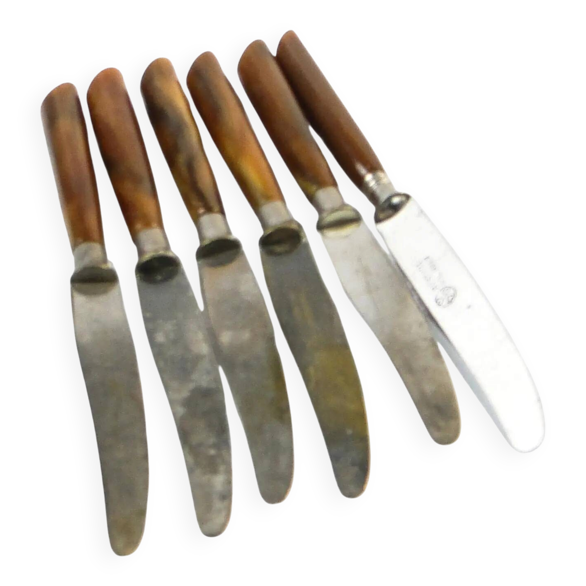 Ensemble de couteaux, style mid-century modern, bakélite marron, Suède, années 1950.